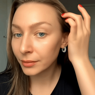 The “Calcium-Infused” Roller That Tightens “Crepey” Eyelids Without Surgery